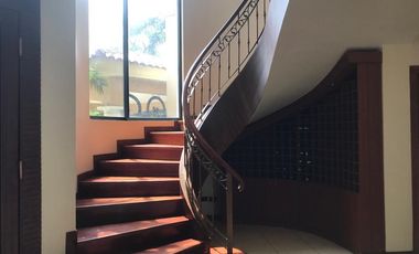 Casa de alquiler amoblada en Samborondón, frente al Lago, 4 dormitorios.