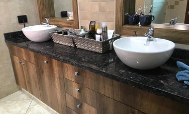 Casa de alquiler amoblada en Samborondón, frente al Lago, 4 dormitorios.