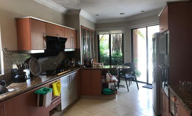 Casa de alquiler amoblada en Samborondón, frente al Lago, 4 dormitorios.