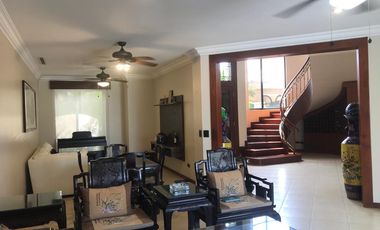 Casa de alquiler amoblada en Samborondón, frente al Lago, 4 dormitorios.