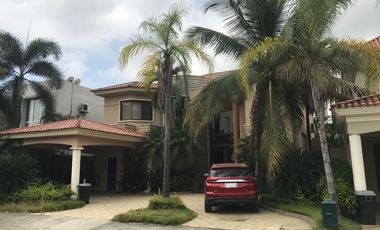 Casa de alquiler amoblada en Samborondón, frente al Lago, 4 dormitorios.