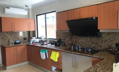 Casa de alquiler amoblada en Samborondón, frente al Lago, 4 dormitorios.