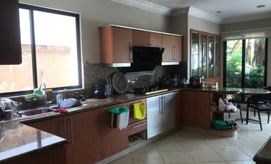 Casa de alquiler amoblada en Samborondón, frente al Lago, 4 dormitorios.