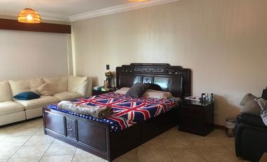 Casa de alquiler amoblada en Samborondón, frente al Lago, 4 dormitorios.