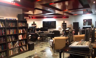 5BR PENTHOUSE UNIT WITH PARKING FOR SALE - Avignon Tower, Makati City