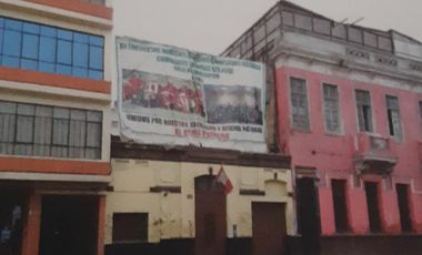 VENDO CASA COMO TERRENO EN JR WASHINTON -CENTRO DE LIMA .