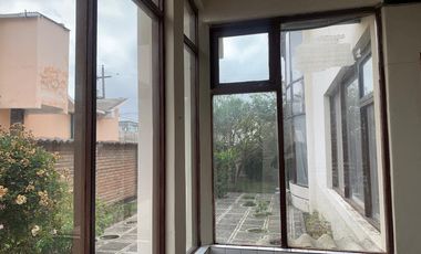 GUILLERMO MORALES vende casa esquinera en Latacunga. Precio de oportunidad. $180.000