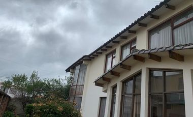 GUILLERMO MORALES vende casa esquinera en Latacunga. Precio de oportunidad. $180.000