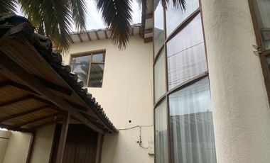 GUILLERMO MORALES vende casa esquinera en Latacunga. Precio de oportunidad. $180.000
