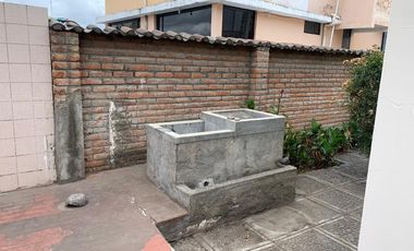 GUILLERMO MORALES vende casa esquinera en Latacunga. Precio de oportunidad. $180.000
