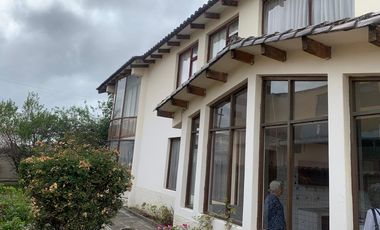 GUILLERMO MORALES vende casa esquinera en Latacunga. Precio de oportunidad. $180.000