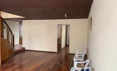 GUILLERMO MORALES vende casa esquinera en Latacunga. Precio de oportunidad. $180.000
