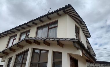 GUILLERMO MORALES vende casa esquinera en Latacunga. Precio de oportunidad. $180.000