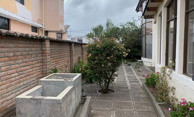GUILLERMO MORALES vende casa esquinera en Latacunga. Precio de oportunidad. $180.000