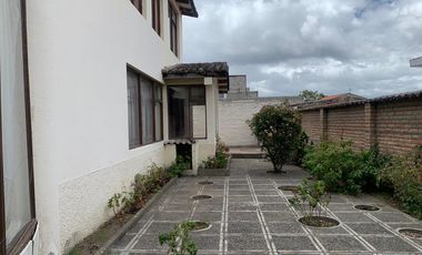 GUILLERMO MORALES vende casa esquinera en Latacunga. Precio de oportunidad. $180.000