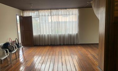 GUILLERMO MORALES vende casa esquinera en Latacunga. Precio de oportunidad. $180.000
