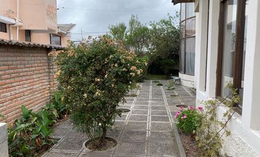 GUILLERMO MORALES vende casa esquinera en Latacunga. Precio de oportunidad. $180.000