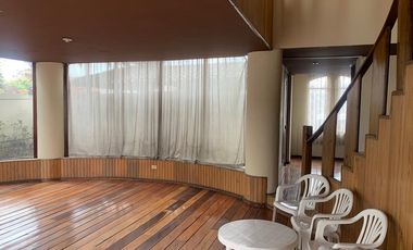 GUILLERMO MORALES vende casa esquinera en Latacunga. Precio de oportunidad. $180.000