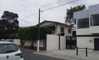 Casa en venta con terreno amplio en Miraflores