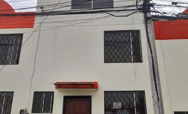 100% BIESS, Casa de venta con  4 dormitorios, terraza, patio posterior y parqueadero sector San Camilo Quito Ecuador Crédito Biess.