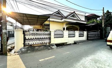 Rumah Hook Komplek Area Klender, 300 Meter Ke Jalan Raya Ngurah Rai