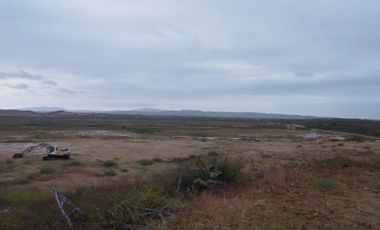 En venta terreno de 10,500 m2 al pie del mar en Engabao en Playas. (JP)
