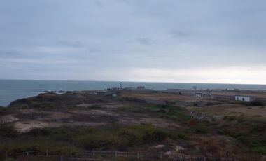 En venta terreno de 10,500 m2 al pie del mar en Engabao en Playas. (JP)