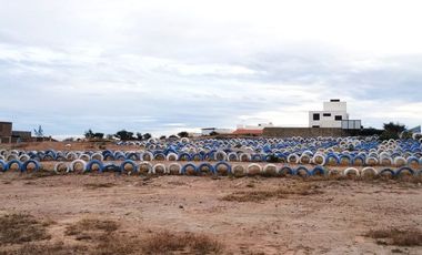 Bonita casa campestre de una planta, con amplio jardín y acabados muy agradables.