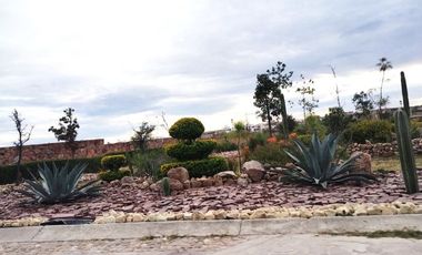 Bonita casa campestre de una planta, con amplio jardín y acabados muy agradables.