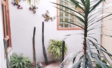 Bonita casa campestre de una planta, con amplio jardín y acabados muy agradables.
