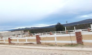 Bonita casa campestre de una planta, con amplio jardín y acabados muy agradables.