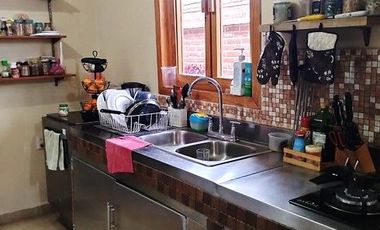 Bonita casa campestre de una planta, con amplio jardín y acabados muy agradables.