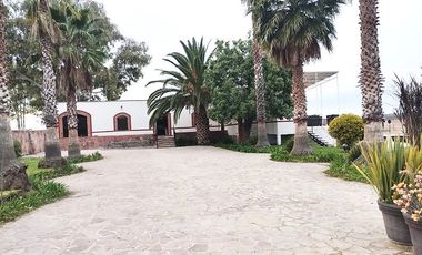 Bonita casa campestre de una planta, con amplio jardín y acabados muy agradables.
