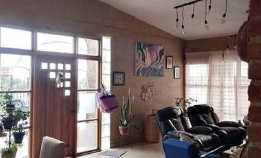 Bonita casa campestre de una planta, con amplio jardín y acabados muy agradables.