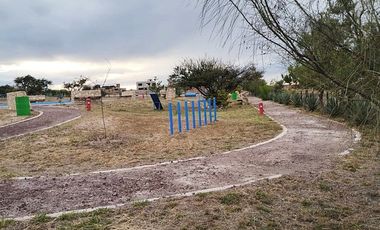 Bonita casa campestre de una planta, con amplio jardín y acabados muy agradables.