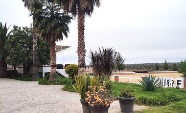 Bonita casa campestre de una planta, con amplio jardín y acabados muy agradables.