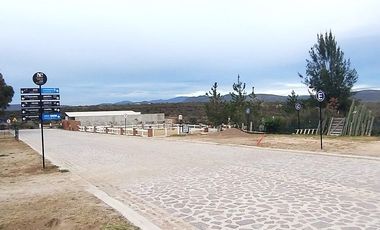 Bonita casa campestre de una planta, con amplio jardín y acabados muy agradables.