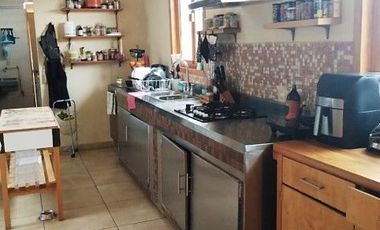 Bonita casa campestre de una planta, con amplio jardín y acabados muy agradables.