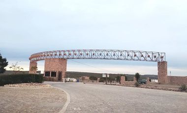 Bonita casa campestre de una planta, con amplio jardín y acabados muy agradables.