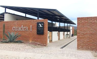 Bonita casa campestre de una planta, con amplio jardín y acabados muy agradables.