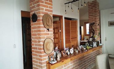 Bonita casa campestre de una planta, con amplio jardín y acabados muy agradables.