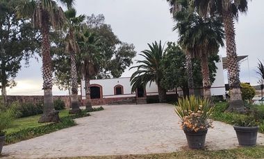Bonita casa campestre de una planta, con amplio jardín y acabados muy agradables.