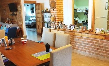 Bonita casa campestre de una planta, con amplio jardín y acabados muy agradables.