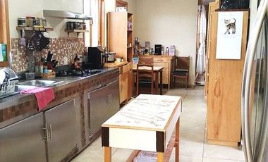 Bonita casa campestre de una planta, con amplio jardín y acabados muy agradables.