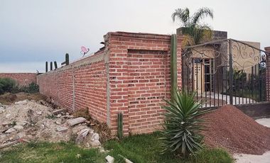 Bonita casa campestre de una planta, con amplio jardín y acabados muy agradables.