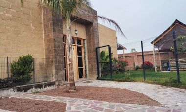 Bonita casa campestre de una planta, con amplio jardín y acabados muy agradables.