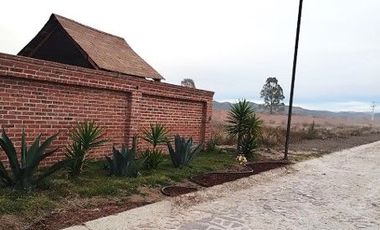 Bonita casa campestre de una planta, con amplio jardín y acabados muy agradables.