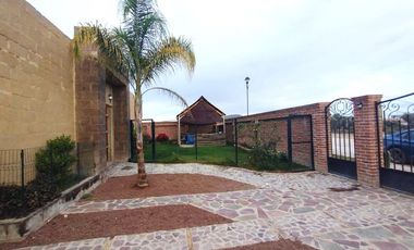 Bonita casa campestre de una planta, con amplio jardín y acabados muy agradables.