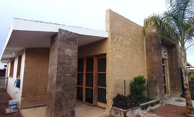 Bonita casa campestre de una planta, con amplio jardín y acabados muy agradables.