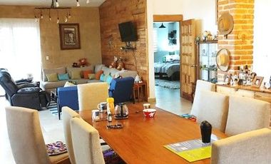 Bonita casa campestre de una planta, con amplio jardín y acabados muy agradables.